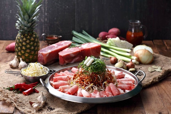 韓國豆芽炒豬肉專門店「小豆芽」來台開幕，爽脆豆芽+豬肉美味絕配