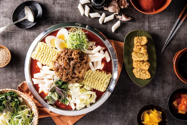 韓國豆芽炒豬肉專門店「小豆芽」來台開幕，爽脆豆芽+豬肉美味絕配