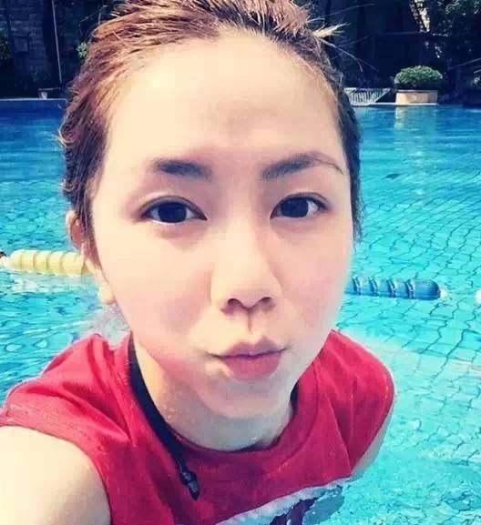 鄧紫棋頻發性感泳裝照，大秀美背川字腹肌！一甩嬰兒肥穩坐瘦身天后