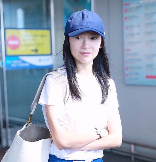 林心如、景甜、明玉都在戴！女明星私服首選帽款Top3立即打造焦點Look！