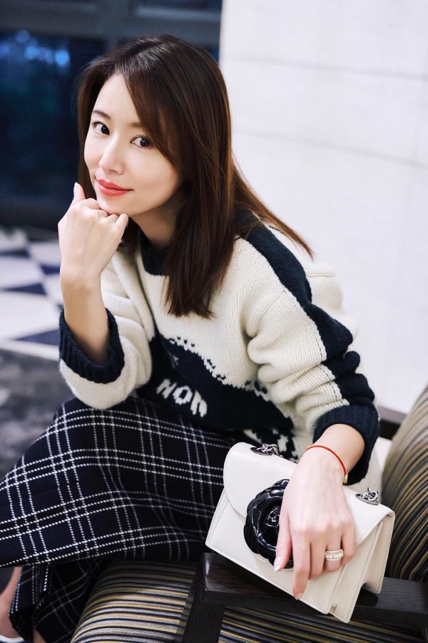 林心如出征紐約時裝周，減齡穿搭術！ 盤點平日秒變女大生的機場時尚術