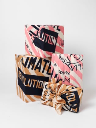 LUSH&Vivienne Westwood限量「氣候革命」絲巾