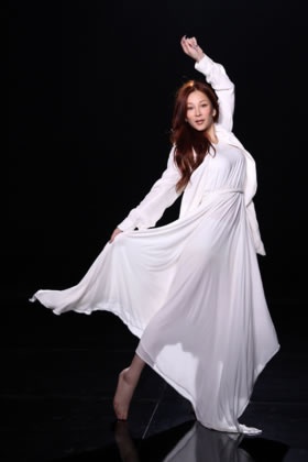 温嵐《腦海有浪》MV展鏡子戲法 如在海中跳芭蕾唯美
