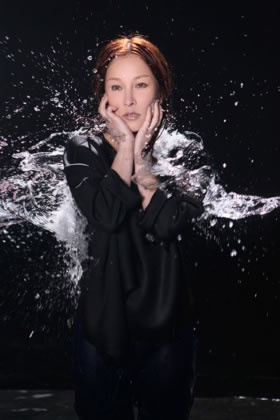 温嵐《腦海有浪》MV展鏡子戲法 如在海中跳芭蕾唯美