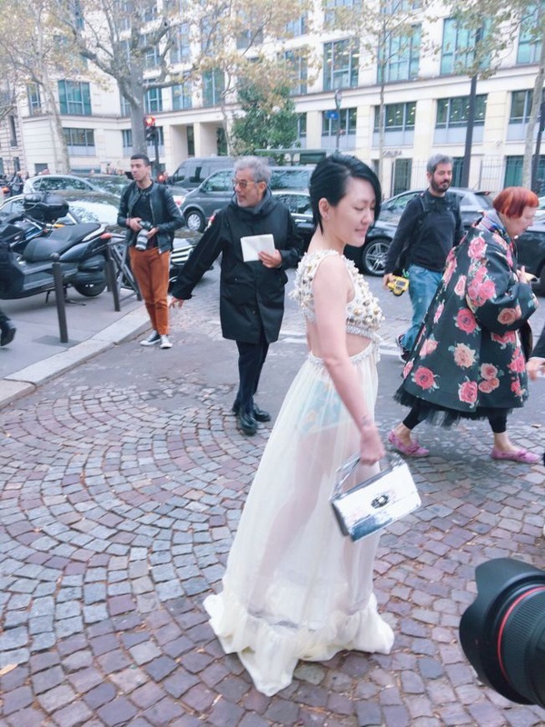 小S薄紗透視妝性感出席巴黎時裝周！老外攝影師看傻眼，狂喊Sexy！