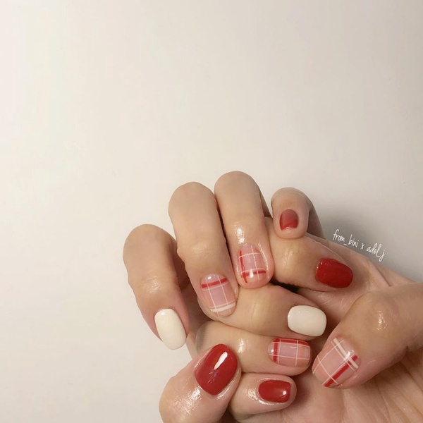 日韓美甲師大愛「格紋光療」，讓指尖的氣質發光發熱~
