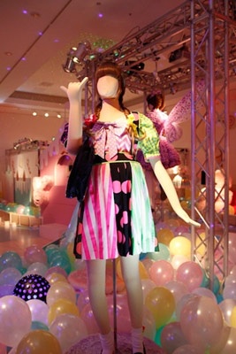 卡莉怪妞服裝展公開，總數超過30套！