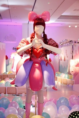 卡莉怪妞服裝展公開，總數超過30套！