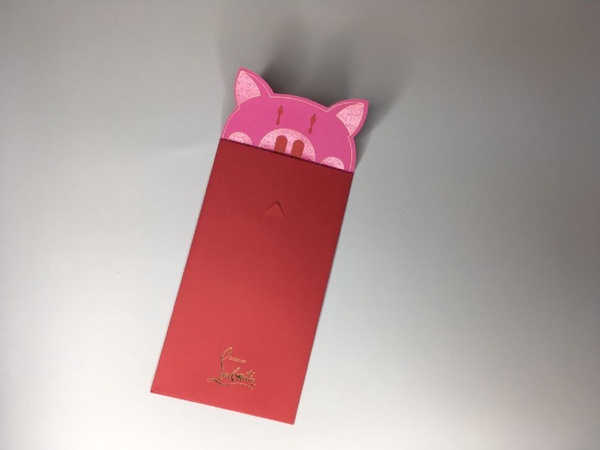 奢華美妝專櫃限定紅包袋，年節送給你！YSL深藍鏡面、NARS紙雕設計超搶眼！