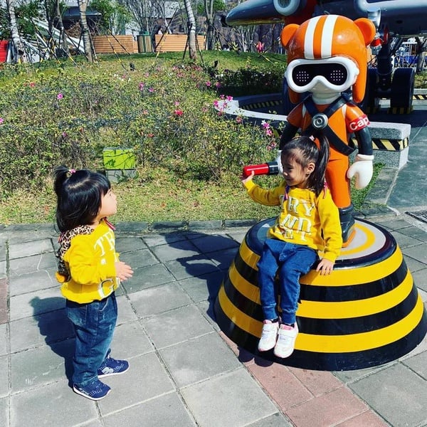 咘咘、Bo妞到兒童樂園玩！兩姊妹超可愛情侶裝，7張出遊照爸爸釋出
