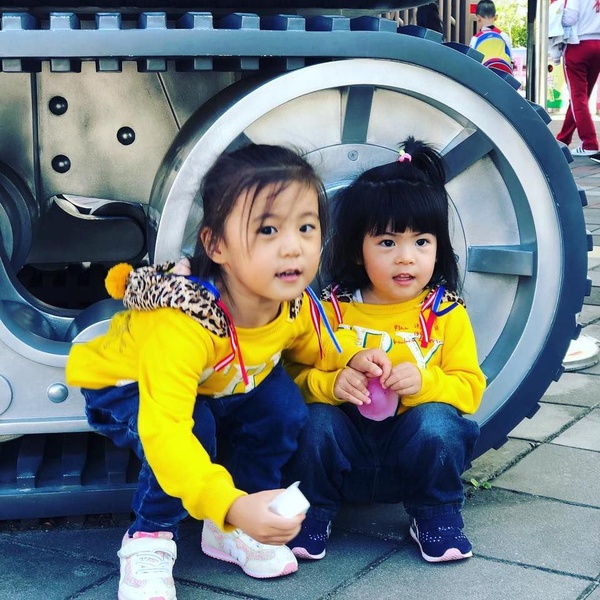咘咘、Bo妞到兒童樂園玩！兩姊妹超可愛情侶裝，7張出遊照爸爸釋出