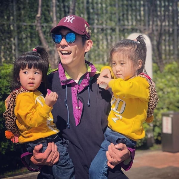 咘咘、Bo妞到兒童樂園玩！兩姊妹超可愛情侶裝，7張出遊照爸爸釋出