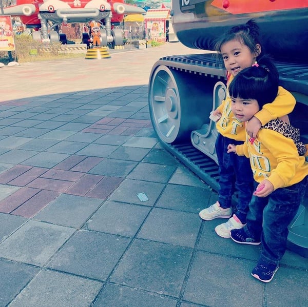 咘咘、Bo妞到兒童樂園玩！兩姊妹超可愛情侶裝，7張出遊照爸爸釋出