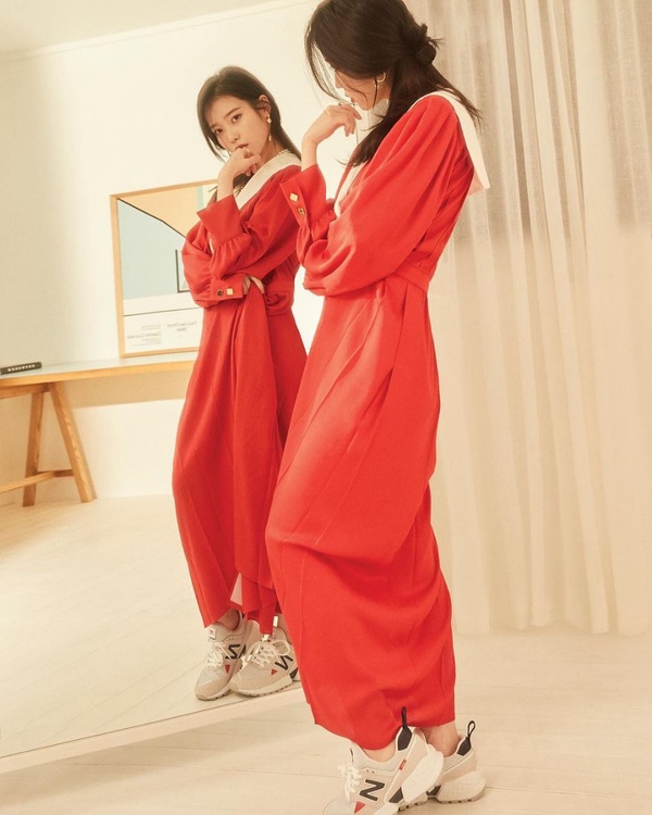 台灣也要開賣啦！IU腳踩new balance 708 新款仙女球鞋下凡，穿搭法全公開！