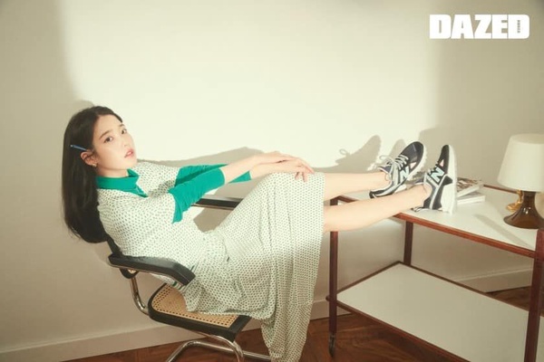 台灣也要開賣啦！IU腳踩new balance 708 新款仙女球鞋下凡，穿搭法全公開！