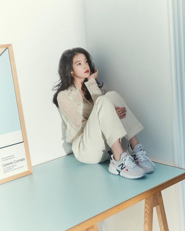 台灣也要開賣啦！IU腳踩new balance 708 新款仙女球鞋下凡，穿搭法全公開！