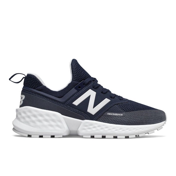 台灣也要開賣啦！IU腳踩new balance 708 新款仙女球鞋下凡，穿搭法全公開！