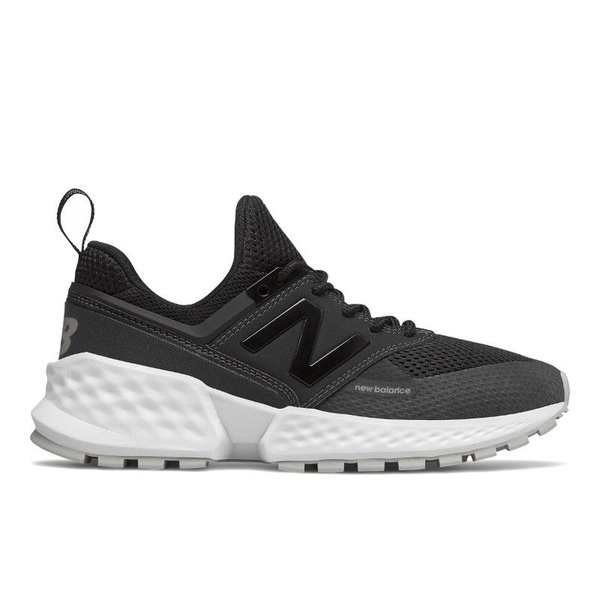 台灣也要開賣啦！IU腳踩new balance 708 新款仙女球鞋下凡，穿搭法全公開！