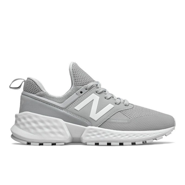 台灣也要開賣啦！IU腳踩new balance 708 新款仙女球鞋下凡，穿搭法全公開！