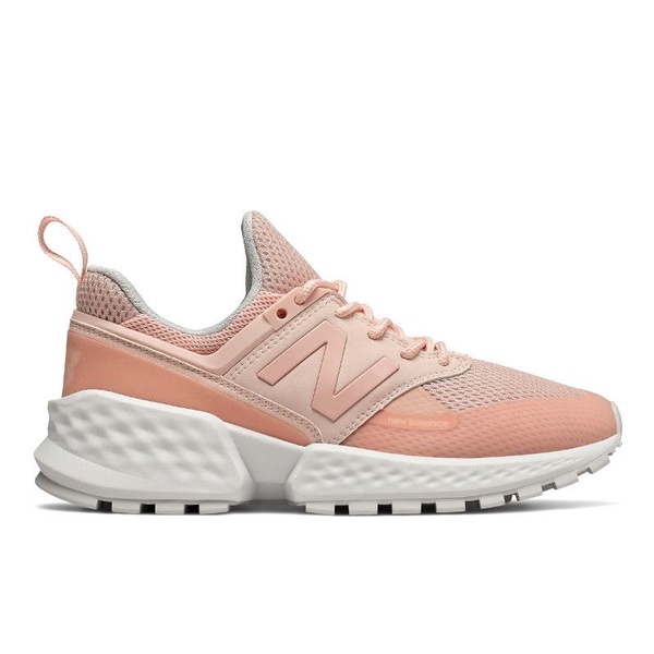 台灣也要開賣啦！IU腳踩new balance 708 新款仙女球鞋下凡，穿搭法全公開！