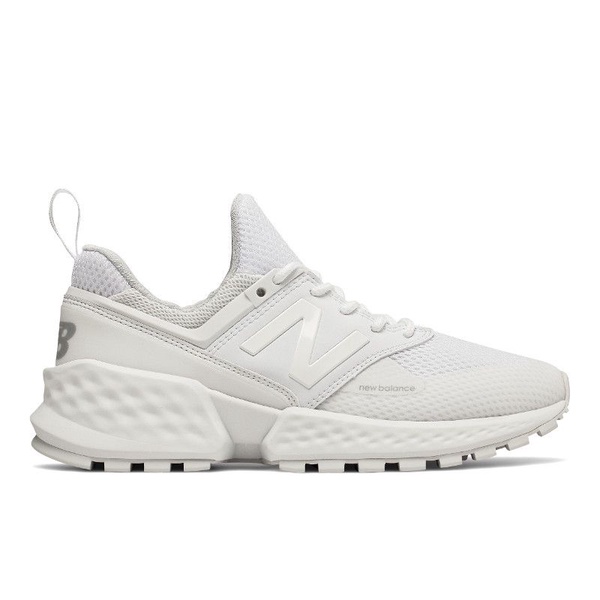 台灣也要開賣啦！IU腳踩new balance 708 新款仙女球鞋下凡，穿搭法全公開！