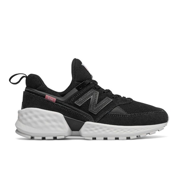 台灣也要開賣啦！IU腳踩new balance 708 新款仙女球鞋下凡，穿搭法全公開！