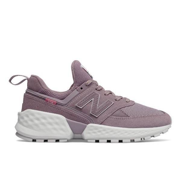 台灣也要開賣啦！IU腳踩new balance 708 新款仙女球鞋下凡，穿搭法全公開！