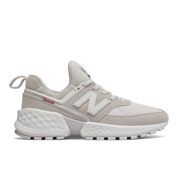 台灣也要開賣啦！IU腳踩new balance 708 新款仙女球鞋下凡，穿搭法全公開！