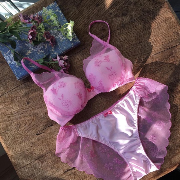 愛紗用買內衣來寵愛自己！PEACH JOHN、Passionata、黛安芬、6IXTY8IGHT、UNIQLO「櫻花粉內衣」特搜~