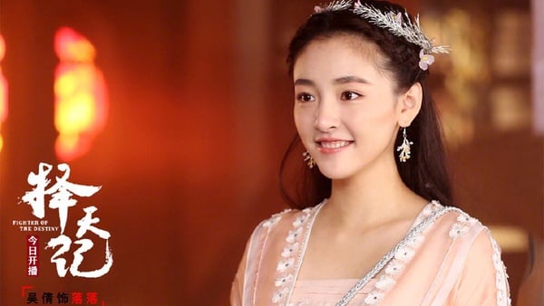 《如懿傳》田芸角是最甜美清宮旗服女神！盤點吳倩5部古裝造型一樣美得冒泡