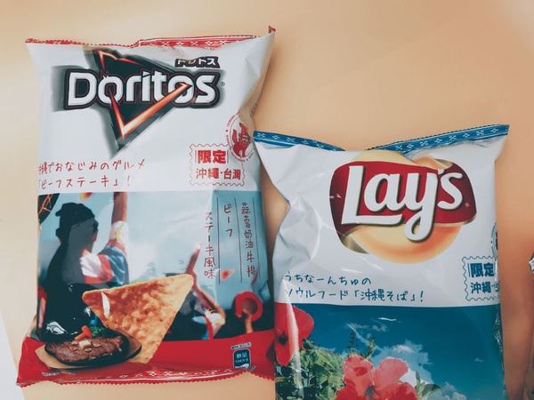 「全家便利商店」也買得到與日本沖繩聯名款最新洋芋片！還有來自韓國的沾醬玉米片也買得到囉！