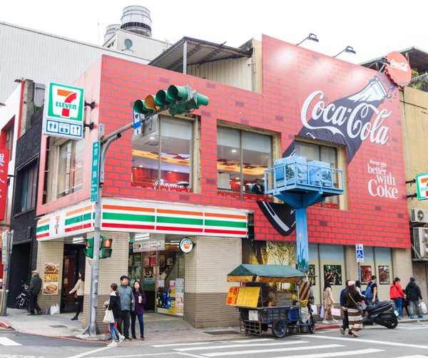 7-11超狂品牌聯名店！結合可口可樂、海尼根、瑪莎拉蒂，便利商店裡還有超跑！