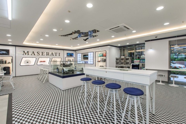 7-11超狂品牌聯名店！結合可口可樂、海尼根、瑪莎拉蒂，便利商店裡還有超跑！