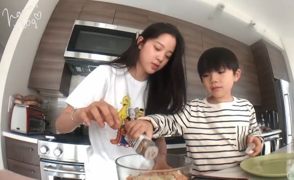 小紅書爆紅食譜！歐陽娜娜同款「花椰菜炒飯」，熱量超低不怕胖！