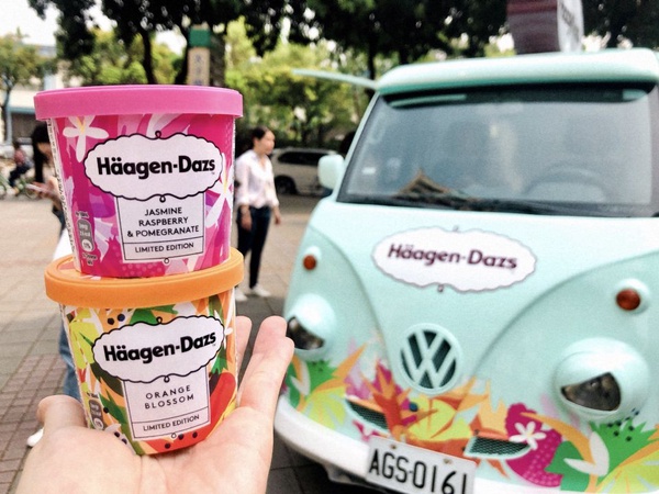Häagen-Dazs全新春日限定口味新上市，「橙花」、「茉莉覆盆子石榴」花香新口味超推，快跟著花甜小巴士巡迴吧~