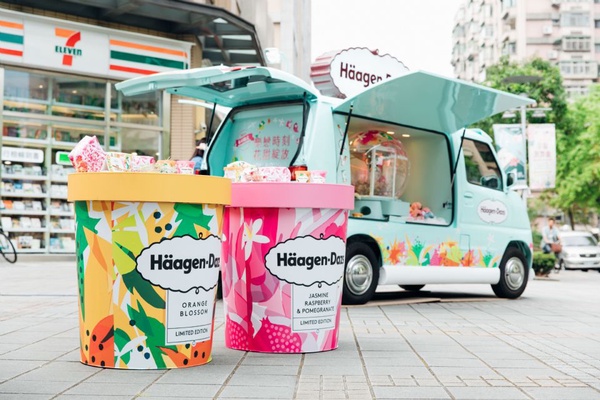 Häagen-Dazs全新春日限定口味新上市，「橙花」、「茉莉覆盆子石榴」花香新口味超推，快跟著花甜小巴士巡迴吧~