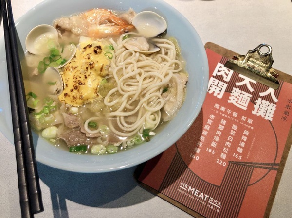 肉大人肉舖火鍋推出期間限定「肉大人麵攤」，經典酸菜白肉拉麵還有香嫩Q彈豬腳肉燥飯真心大推！