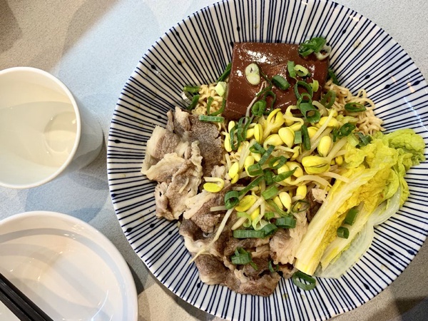 肉大人肉舖火鍋推出期間限定「肉大人麵攤」，經典酸菜白肉拉麵還有香嫩Q彈豬腳肉燥飯真心大推！