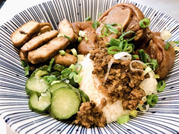 肉大人肉舖火鍋推出期間限定「肉大人麵攤」，經典酸菜白肉拉麵還有香嫩Q彈豬腳肉燥飯真心大推！
