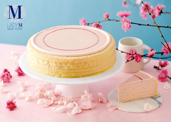 Lady M推必吃春季新品「櫻花莓果千層蛋糕」、「玫瑰千層蛋糕」，還有全球首間粉紅門市快閃送你優惠券！