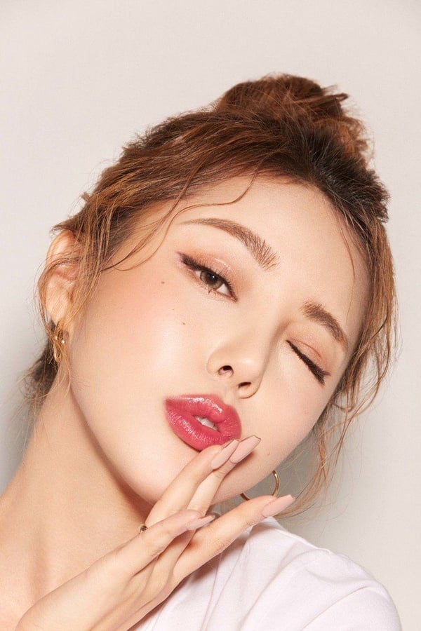 PONY粉紅「梨花妝」眼妝關鍵！解密咖啡色睫毛膏，這樣畫眼睛秒放大！