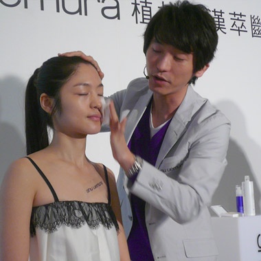 [WHITE]牛爾化身狗仔，偷窺日本OL化妝包