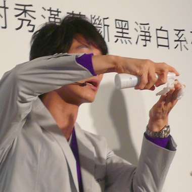 [WHITE]牛爾化身狗仔，偷窺日本OL化妝包