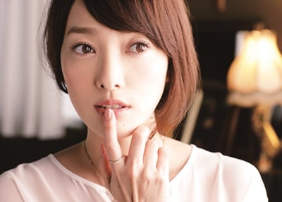 打造無辜妝感，日、韓人氣女星「困擾顏」
