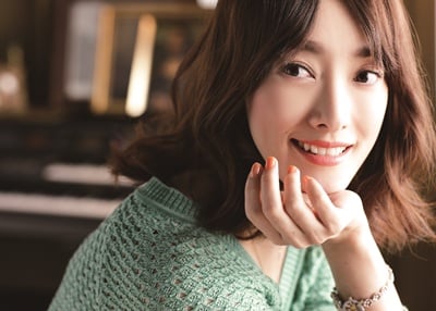 打造無辜妝感，日、韓人氣女星「困擾顏」