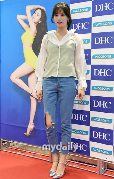 你衣櫃裡就能搭出的韓星LOOK！韓女星最近都穿襯衫x丹寧褲！