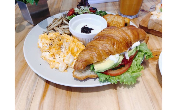 買咖啡送早餐! 工業風的健康輕食Kaksi Café