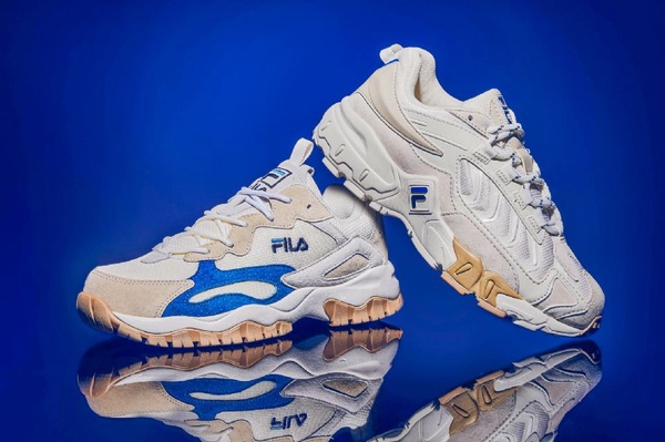 秋冬必備「奶白鞋」推薦！Converse、Fila、Nike芸芸同款鞋更是巨顯白、瞬間變腿精！