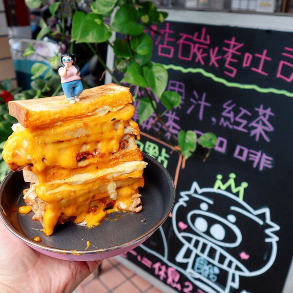 |奔奔小姐專欄|太邪惡的起司瀑布!「三重餓店碳烤土司」~讓你甘願為了他早起!