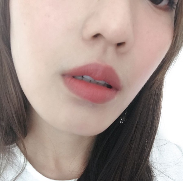 |莎拉 王棠云專欄|不藏私大公開!包包必備的好氣色莓紅系口紅四選!